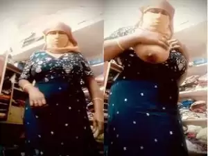 Today Exclusive- Bhabhi Showing Her Big Boobs