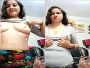 Today Exclusive- Sexy Paki Girl Showing Her Boobs and Ass