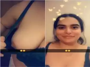 Today Exclusive-Sexy Nri Girl Showing Boobs