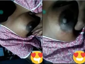 Today Exclusive- Desi Girl Showing Boob sto Lover On Video Call