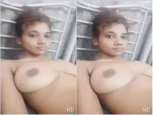 Today Exclusive- Desi Girl Showing Her Boobs