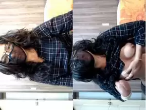 Today Exclusive- Sexy Desi Bhabhi Showing Her Boobs and Masturbating On Live Show Part 1