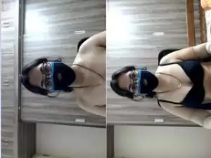 Today Exclusive- Sexy Desi Bhabhi Showing Her Boobs and Masturbating On Live Show Part 2