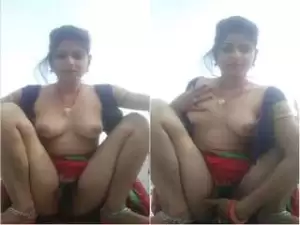 Today Exclusive- Sexy Bhabhi Record her Fingerring Video