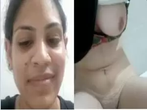 Today Exclusive- Desi Girl Showing Her Boobs and Pussy