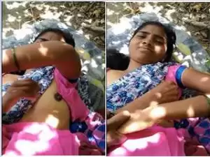 Exclusive- Desi Village Bhabhi out Door Romance With lover