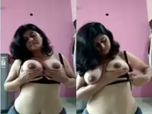 Today Exclusive- Sexy Desi Girl Play with Her Boobs