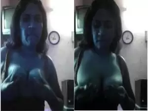 Today Exclusive- Tamil Wife Play With her Boobs