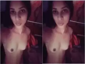 Today Exclusive- Cute Desi Girl Record her Nude Selfie