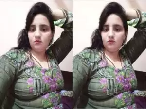 Today Exclusive- Sexy Paki Girl Showing Her Boobs
