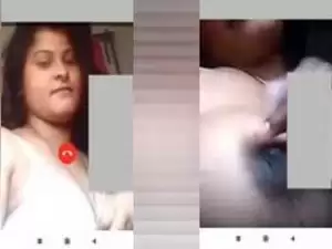 Today Exclusive-Desi Girl Showing Her Boobs