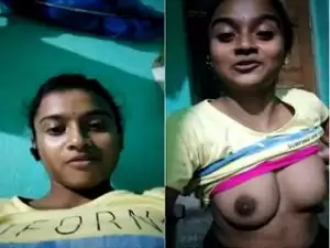 Today Exclusive-Cute Desi Girl Showing Her Boobs