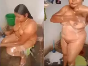 Today Exclusive- Mallu Bhabhi Bathing