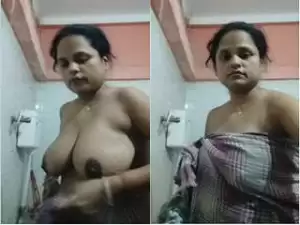 Today Exclusive- Sexy Boudi Showing Boobs