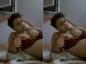 Today Exclusive- Horny Bhabhi Play with Boobs