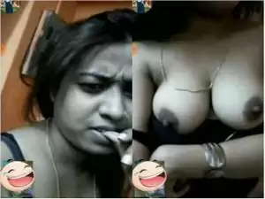 Today Exclusive- Desi Girl Showing Her Boobs on Video Call