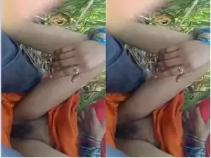 Today Exclusive- Bhabhi Showing Pussy To lover