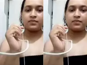 Today Exclusive- Desi Girl Showing Her Boobs and Pussy On Video Call