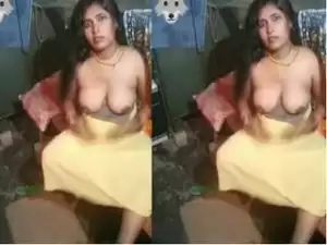 Today Exclusive-Desi Boudi Showing Boobs