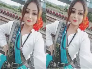 Today Exclusive- Sexy Desi Girl Showing Her Boobs