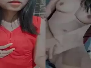 Today Exclusive-Sexy Desi Girl Showing Her Boobs