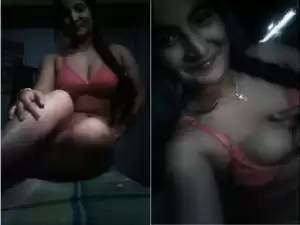 Today Exclusive- Sexy Desi Girl Pressing Her Brest