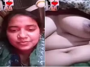 Today Exclusive- Sexy Desi Girl Showing Her Boobs on Video Call