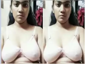 Today Exclusive- Desi Girl Showing her Boobs and Pussy On Video Call
