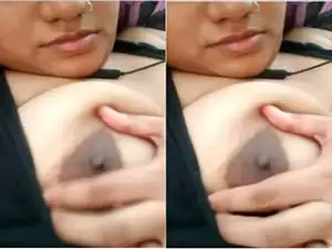 Today Exclusive- Desi Girl Play With her Boob