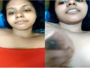 Today Exclusive- Sexy Desi Girk Showing Her Boobs