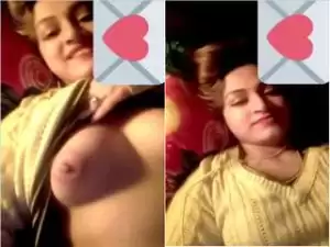 Today Exclusive- Desi Girl Showing Her boobs and Pussy On Video Call