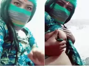 Today Exclusive- Sexy Desi Girl Showing Her Boobs