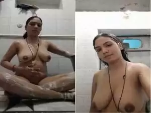 Today Exclusive- Sexy Desi Bhabhi Bathing and Fingering Video record For Lover