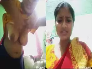 Today Exclusive- Desi Village Girl Showing Her Boobs and Pussy