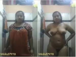 Exclusive- Sexy Desi Bhabhi Strip her Cloths and Showing her Boobs and Pussy