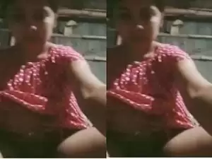 Today Exclusive- Desi Girl Showing Her Boobs and Pussy