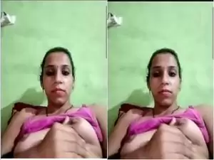 Today Exclusive- Sexy Desi Bhabhi Showing Her Boobs