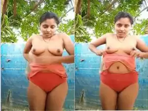 Today Exclusive- Sexy Desi Bhabhi Showing Her Boobs