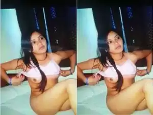 Today Exclusive- Sexy Bhabhi Showing Her Boobs on Live Show