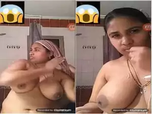Today Exclusive- Mallu Bhabhi Showing Her Big Boobs