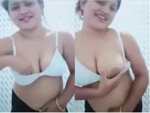 Today Exclusive- Cute Desi girl Showing Her Boobs