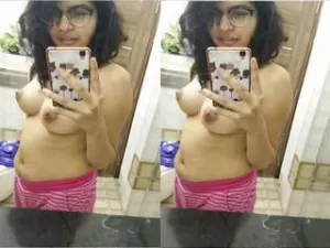Today Exclusive- Sexy Desi Girl Showing Her Boobs Part 3