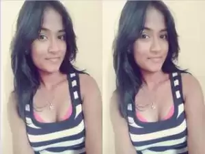 Today Exclusive -Sexy Desi Girl Showing Her Boobs