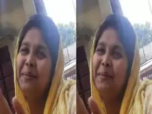 Today Exclusive – Bhabhi Showing her Pussy On Video Call