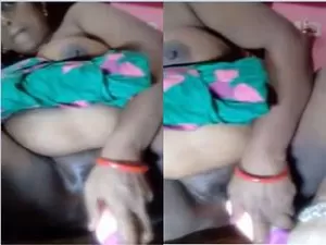 Today Exclusive- Horny Bhabhi Enjoying With Dildo