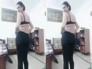 Today Exclusive- Paki Bhabhi Showing Boobs