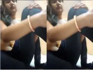 Today Exclusive- Horny Bahabhi Play With Boobs
