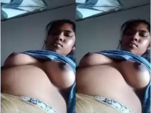 Today Exclusive- Desi Girl Showing Boobs