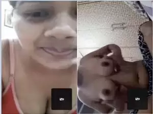 Today Exclusive- Sexy Desi Girl Showing Her Boobs
