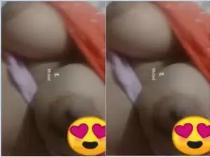 Today Exclusive-  Cute Desi Girl Showing Boobs